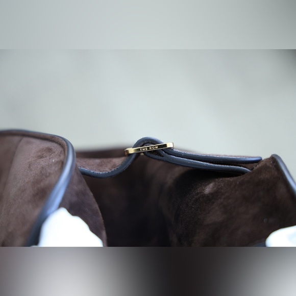 ❌SOLD❌ THE ROW SOFT MARGAUX 15 BAG IN MOCHA SUEDE - Picture 8 of 16